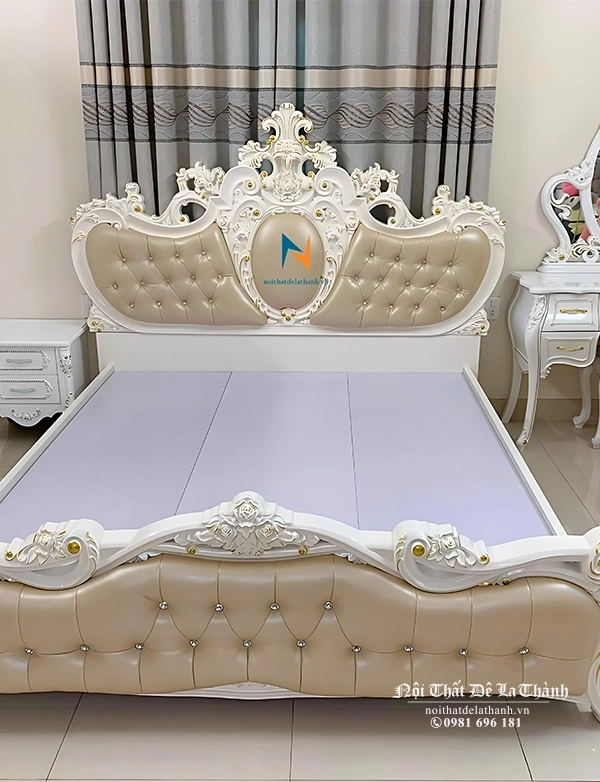 Combo còn có chiếc giường vương miện 1m8x2m, bàn trang điểm 1m, toàn bộ phun màu trắng ngọc trai đồng tone cùng combo