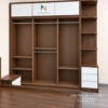 Thiết kế bên trong chiếc tủ cưới phong cách hiện đại với 3 khoang gồm suốt treo và đợt gỗ, bên phải là kệ góc trang trí và 3 ngăn kéo bên dưới