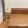 Chiếc giường 1m8x2m thiết kế theo phong cách đơn giản, hiện đại, đầu cao có 1 kẻ trắng
