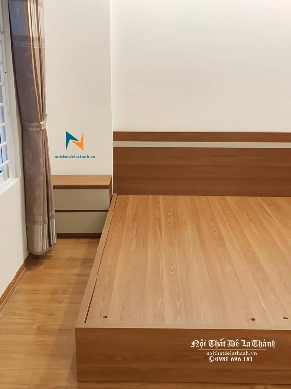 Chiếc giường 1m8x2m thiết kế theo phong cách đơn giản, hiện đại, đầu cao có 1 kẻ trắng