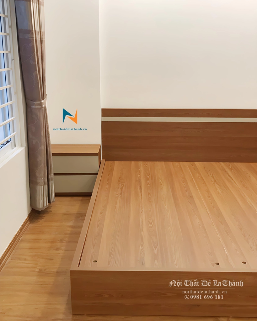 Chiếc giường 1m8x2m thiết kế theo phong cách đơn giản, hiện đại, đầu cao có 1 kẻ trắng