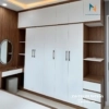 Combo nội thất phòng ngủ chung cư với giường 1m6x2m đầu gắn nệm, tủ 2m8x2m6 cao full trần, bàn trang điểm treo và gương led oval