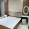 Chiếc giường đầu gắn nệm may rút khuy hình quả trám rất đẹp, kích thước 1m6x2m