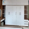 Chiếc tủ hiện đại màu vân gỗ nâu, cánh màu trắng, 2 tầng, cao kịch trần, 2m8x2m6, 2 bên có 2 kệ góc trang trí