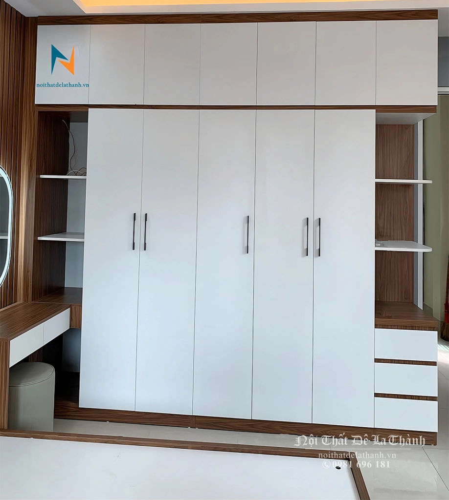 Chiếc tủ hiện đại màu vân gỗ nâu, cánh màu trắng, 2 tầng, cao kịch trần, 2m8x2m6, 2 bên có 2 kệ góc trang trí