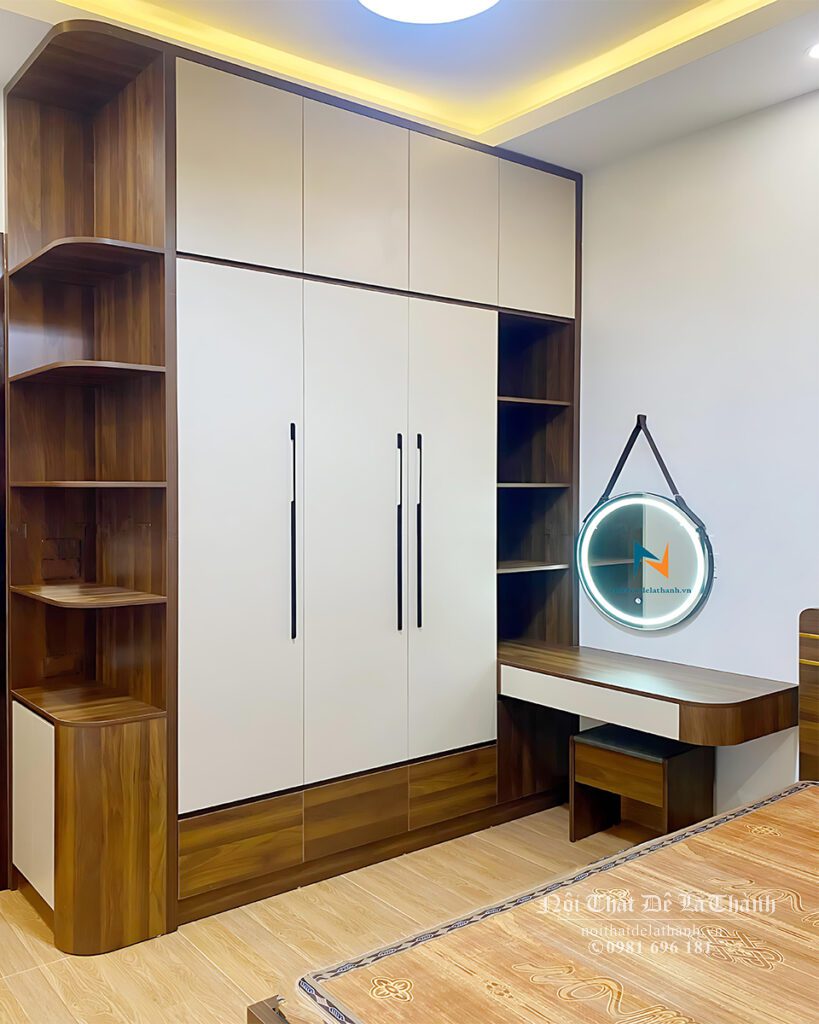 Chiếc tủ 2 tầng được thiết kế theo phong cách hiện đại, tầng dưới có 3 ngăn kéo, 3 cánh dài, 2 ô trang trí 2 bên tủ, thân tủ màu gỗ vàng nâu, cánh tủ màu ghi trắng