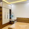 Combo giường tủ đẹp làm phòng cưới thiết kế và thi công bởi nội thất Đê La Thành với giường 1m6 đầu cao có 3 chỉ đồng, tủ 2mx2m6, 2 vế có 2 kệ góc trang trí