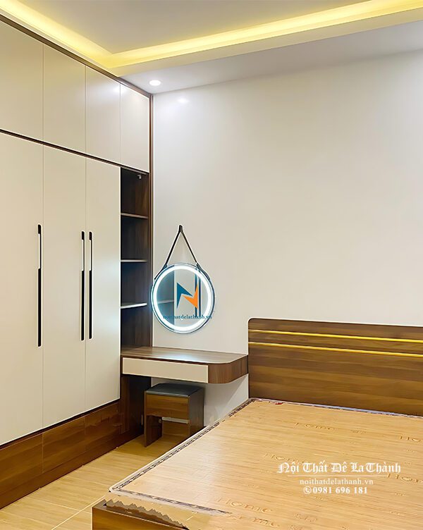 Combo giường tủ đẹp làm phòng cưới thiết kế và thi công bởi nội thất Đê La Thành với giường 1m6 đầu cao có 3 chỉ đồng, tủ 2mx2m6, 2 vế có 2 kệ góc trang trí