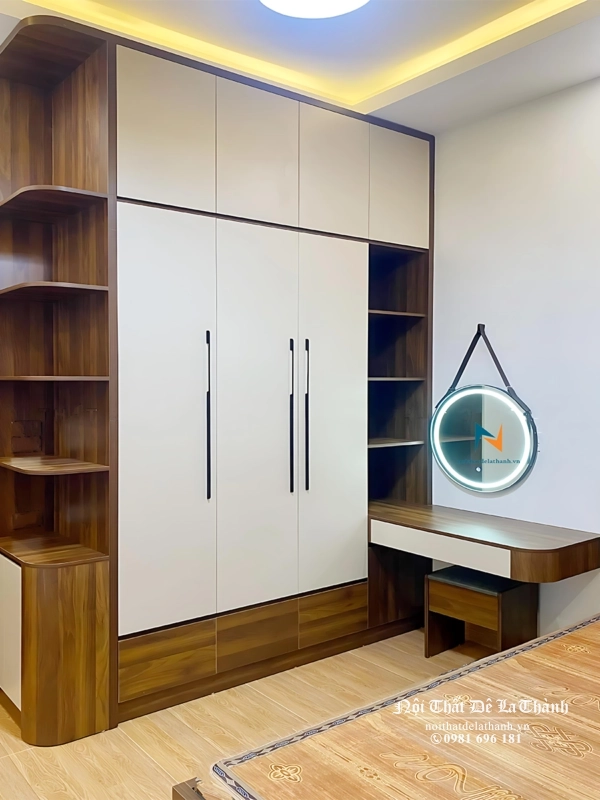 Chiếc tủ 2 tầng được thiết kế theo phong cách hiện đại, tầng dưới có 3 ngăn kéo, 3 cánh dài, 2 ô trang trí 2 bên tủ, thân tủ màu gỗ vàng nâu, cánh tủ màu ghi trắng