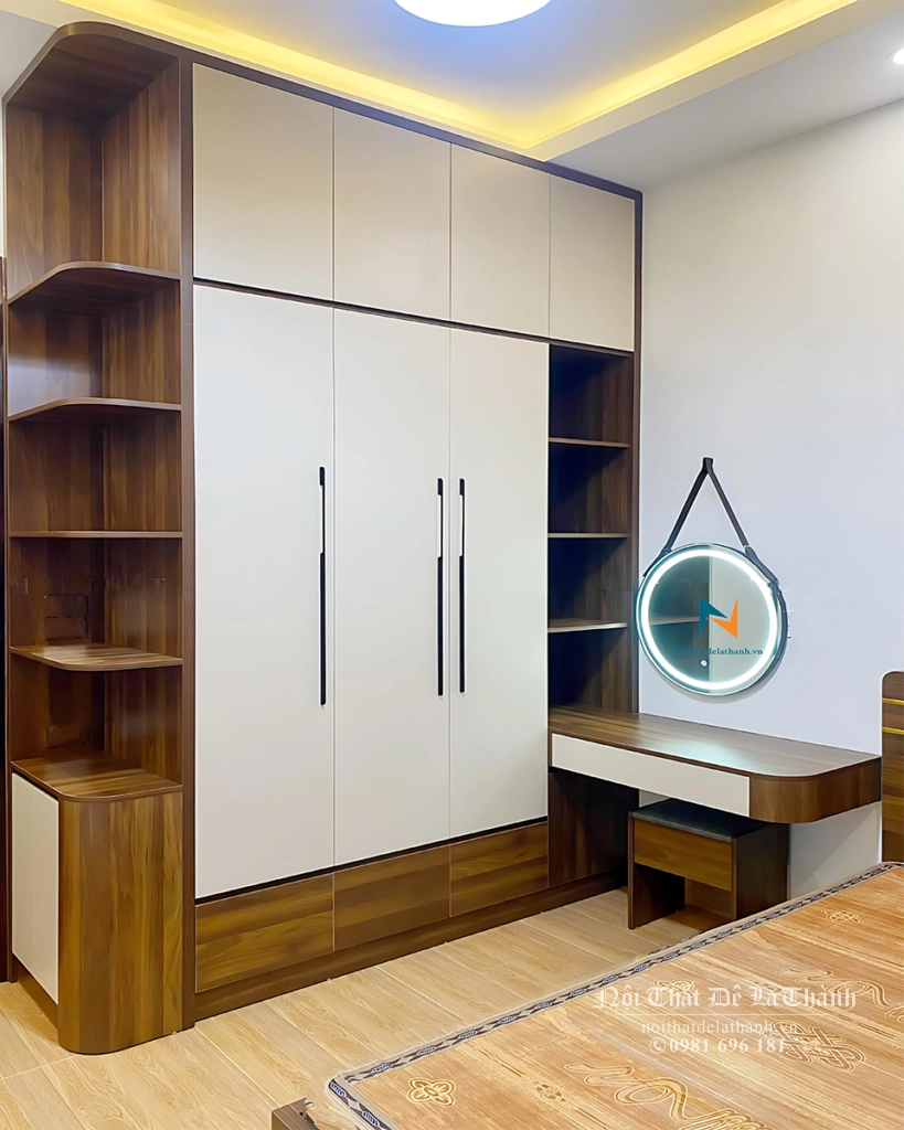Chiếc tủ 2 tầng được thiết kế theo phong cách hiện đại, tầng dưới có 3 ngăn kéo, 3 cánh dài, 2 ô trang trí 2 bên tủ, thân tủ màu gỗ vàng nâu, cánh tủ màu ghi trắng