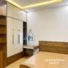 Combo giường tủ đẹp làm phòng cưới thiết kế và thi công bởi nội thất Đê La Thành với giường 1m6 đầu cao có 3 chỉ đồng, tủ 2mx2m6, 2 vế có 2 kệ góc trang trí