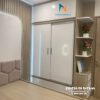 Chiếc tủ cánh lùa 2 tầng phong cách hiện đại 1m6x2m kịch trần, góc trang trí bên phải 40cm, phối 2 màu xám và màu cánh trắng