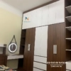 Nội thất phòng ngủ chung cư gồm chiếc giường đầu hộp 1m6x2m, tủ quần áo 2m4x2m6, bàn phấn treo gương led tròn, phối màu tối và màu trắng rất đẹp