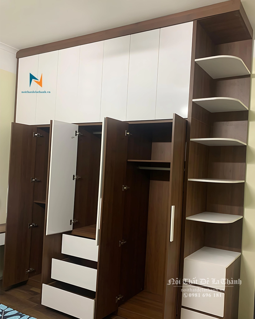 Thiết kế bên trong chiếc tủ 2m4x2m6, gồm có 3 ngăn kéo, kệ góc trang trí bên phải, bên trong có các thanh treo quần áo tiện dụng