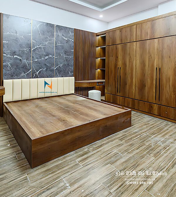 Combo giường tủ gỗ công nghiệp còn có chiếc bàn làm việc dạng treo vào nan vách tường, tạo không gian thoáng đãng cho căn phòng ngủ