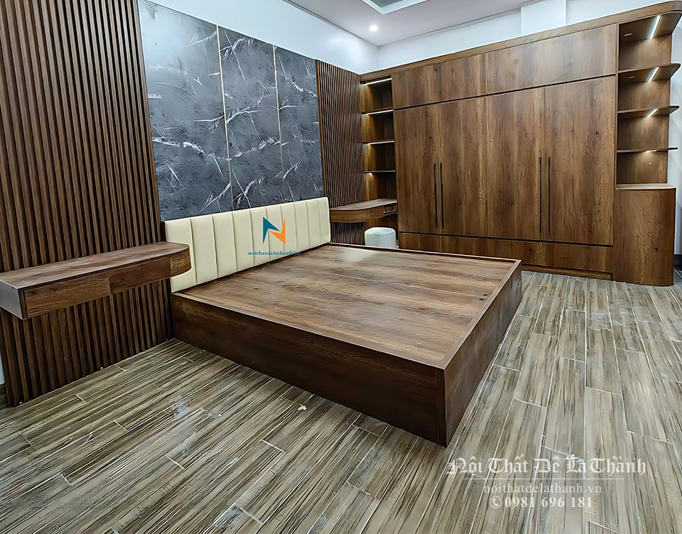 Combo bao gồm chiếc giường 1m8x2m màu gỗ tối, đầu gắn nệm da màu sáng tạo hiệu ứng tương phản rất ấn tượng
