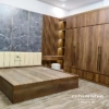 Combo bao gồm chiếc giường hiện đại đầu bọc nệm 1m8x2m, sau lưng là vách ốp tường, bên cạnh là chiếc tủ 2 tầng, đi kèm là bàn phấn và bàn làm việc treo