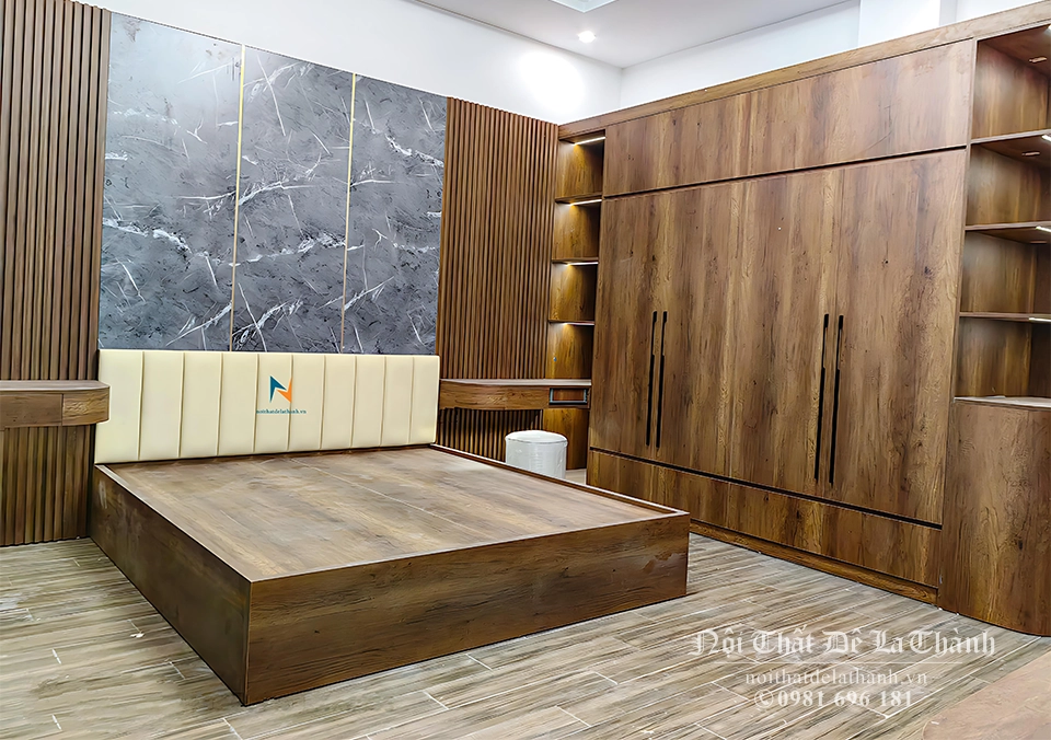 Combo bao gồm chiếc giường hiện đại đầu bọc nệm 1m8x2m, sau lưng là vách ốp tường, bên cạnh là chiếc tủ 2 tầng, đi kèm là bàn phấn và bàn làm việc treo