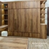 Chiếc tủ gỗ công nghiệp size lớn, kích thước 2m4x2m45, hai bên là 2 ô trang trí, tủ có 2 tầng, tầng dưới có các ngăn kéo và 4 cánh nhìn rất đẹp mắt