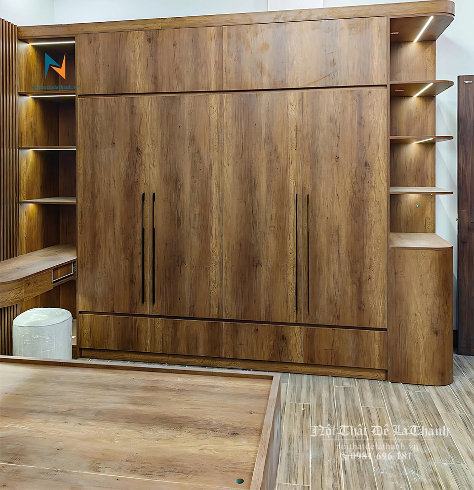Chiếc tủ gỗ công nghiệp size lớn, kích thước 2m4x2m45, hai bên là 2 ô trang trí, tủ có 2 tầng, tầng dưới có các ngăn kéo và 4 cánh nhìn rất đẹp mắt