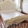 Chiếc giường ngủ nhập khẩu với đầu cao và đầu thấp bằng nhựa, vai giường bằng gỗ MDF, thang giường bằng sắt vững chãi tuyệt đối, kích thước 1m8x2m