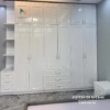 Combo này được gọi là combo tân cổ điển hiện đại vì chiếc tủ được thiết kế theo phong cách tân cổ điển hiện đại với những chiếc cánh có các đường soi và đắp nổi kiểu pano huỳnh: tủ có kích thước 2m8x2m6 kịch trần, có 6 cánh và 1 ô trang trí