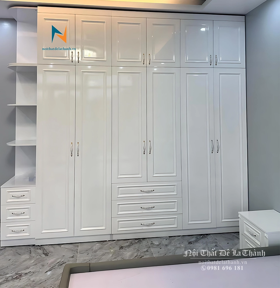 Combo này được gọi là combo tân cổ điển hiện đại vì chiếc tủ được thiết kế theo phong cách tân cổ điển hiện đại với những chiếc cánh có các đường soi và đắp nổi kiểu pano huỳnh: tủ có kích thước 2m8x2m6 kịch trần, có 6 cánh và 1 ô trang trí