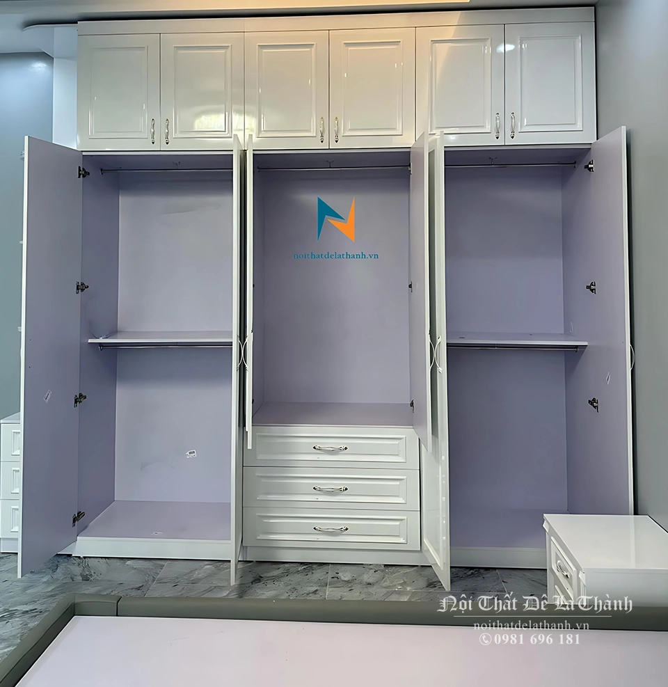 Tủ tân cổ điển hiện đại có thiết kế 2 tầng, tầng dưới chia làm 5 khoang treo và 3 ngăn kéo thoả sức để đồ