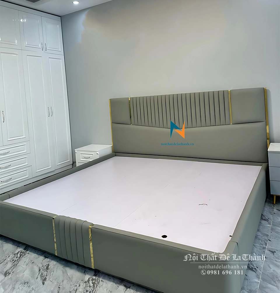Combo bao gồm giường bọc da toàn thân 1m8x2m, tủ tân cổ điển hiện đại 2m8x2m6 full trần, bàn trang điểm 1m, táp tân cổ điển 40cm