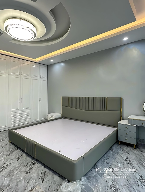 Combo còn có chiếc bàn trang điểm nhập khẩu rộng 1m, màu xám đồng tone màu với chiếc giường, bên trên là chiếc gương tròn có đèn led rất đẹp