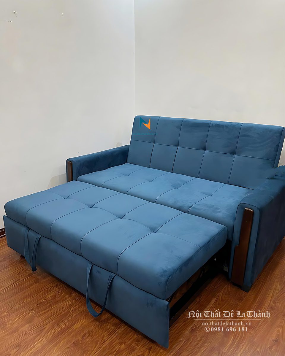 Chiếc ghế sofa giường thông minh bọc nhung màu xanh thẫm, kích thước 1m6x1m93, khung kim loại kết hợp khung gỗ tự nhiên, sử dụng vừa làm sofa, biến thành chiếc giường ngủ khi cần thiết