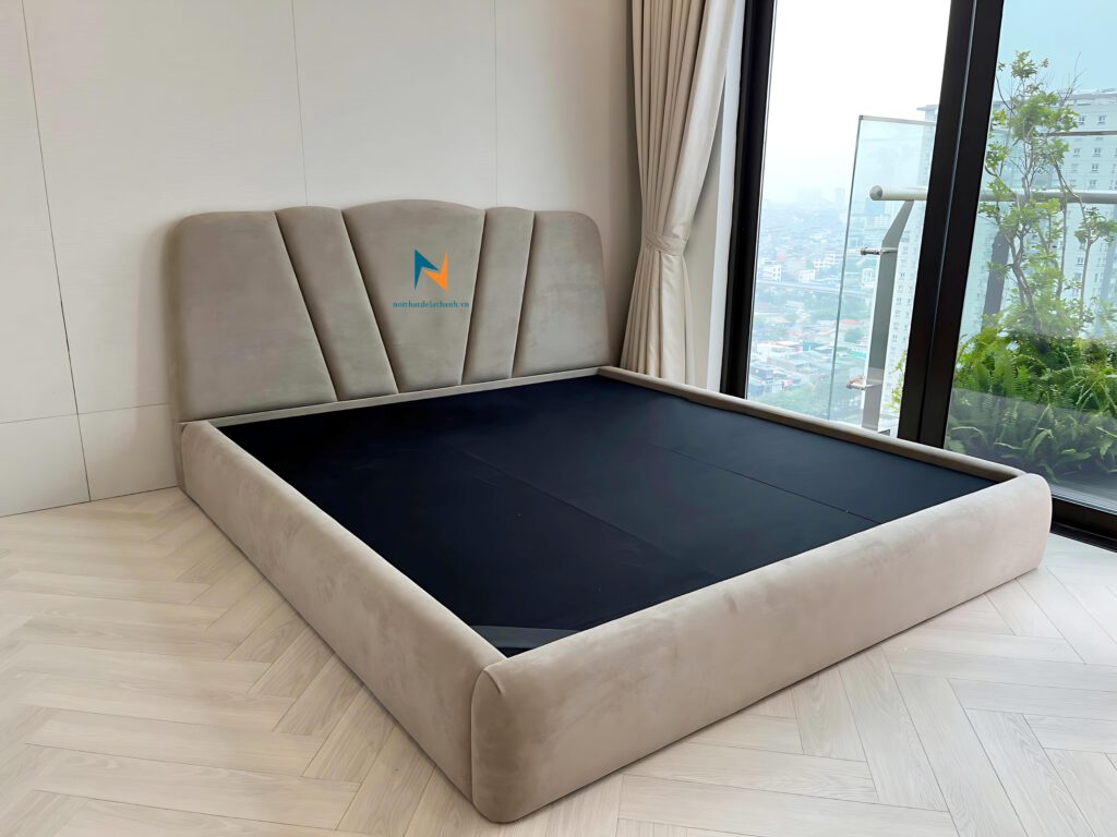 Ảnh thực tế chiếc giường hiện đại bọc nhung màu xám toàn thân, đầu thiết kế kiểu chữ V