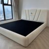 Hình ảnh thực tế chiếc giường bọc nhung toàn thân, phong cách hiện đại, với điểm nhấn là chiếc đầu cao hình chữ V được cấu thành bởi 5 tấm ván rất đẹp mắt