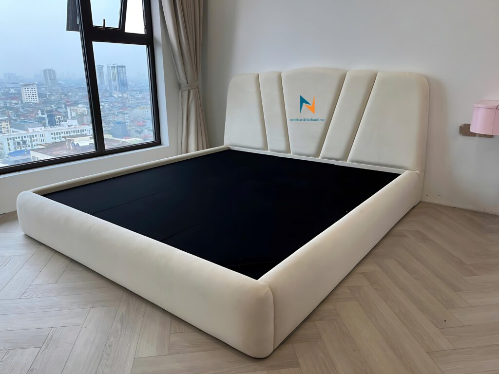 Hình ảnh thực tế chiếc giường bọc nhung toàn thân, phong cách hiện đại, với điểm nhấn là chiếc đầu cao hình chữ V được cấu thành bởi 5 tấm ván rất đẹp mắt