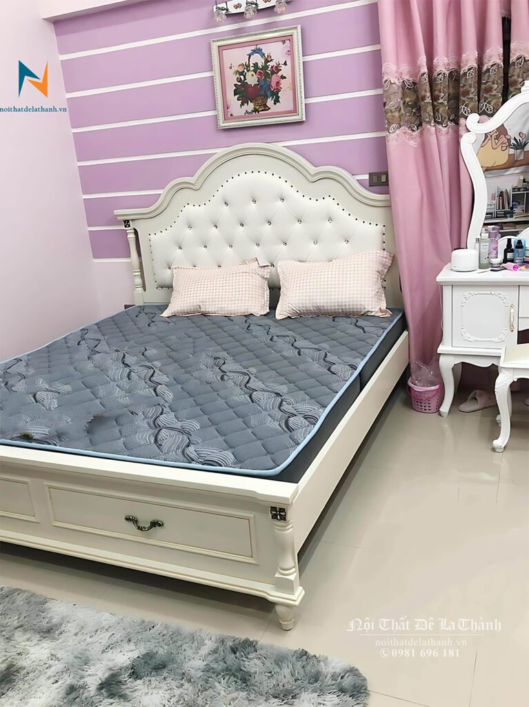 Hình ảnh thực tế chiếc giường công chúa màu trắng, phong cách tân cổ điển, có các lựa chọn chất liệu gỗ mdf hoặc gỗ sồi