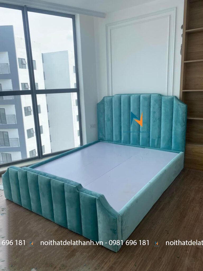Chiếc giường bọc nhung màu xanh nổi bật