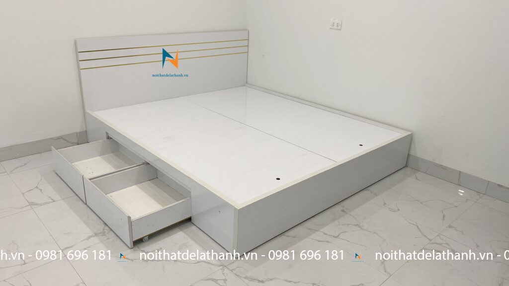 Chiếc giường gỗ công nghiệp MDF trắng tinh khôi toàn thân