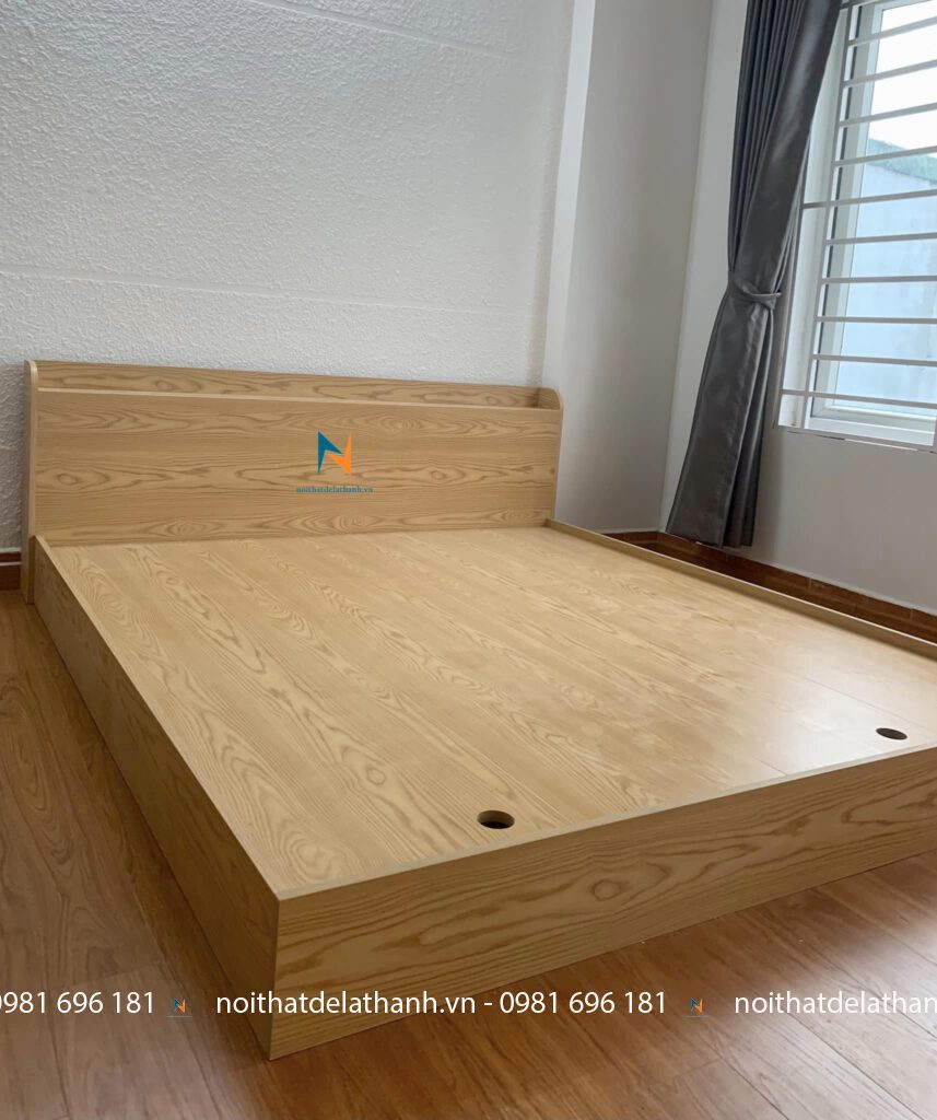 Chiếc giường gỗ công nghiệp màu vân gỗ sồi tự nhiên