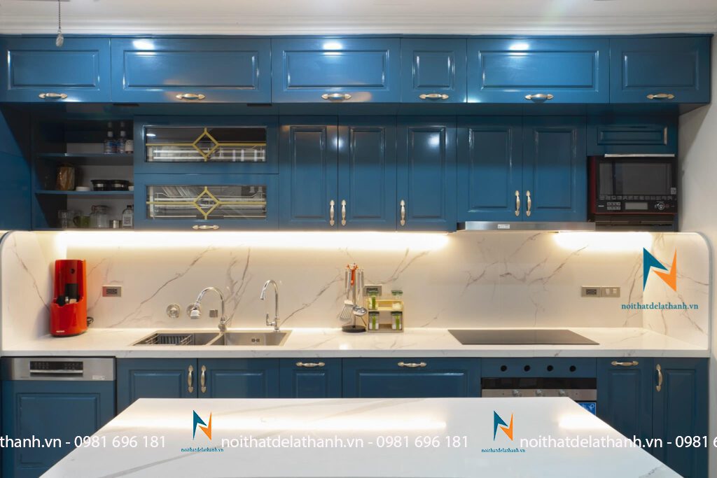 Chiếc tủ bếp màu xanh phun sơn inchem theo phong cách tân cổ điển siêu đẹp!