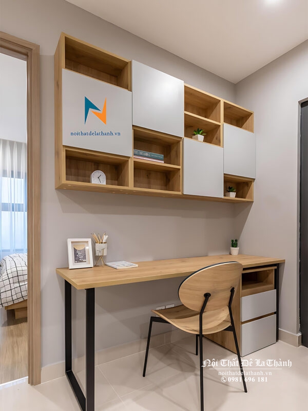 Hình ảnh thực tế chiếc bàn dành cho nam sinh thiết kế theo phong cách hiện đại, đi kèm giá sách, một bên bàn chân sắt, có kích thước bàn 1m2x75cm; giá sách: 1m2x80cm