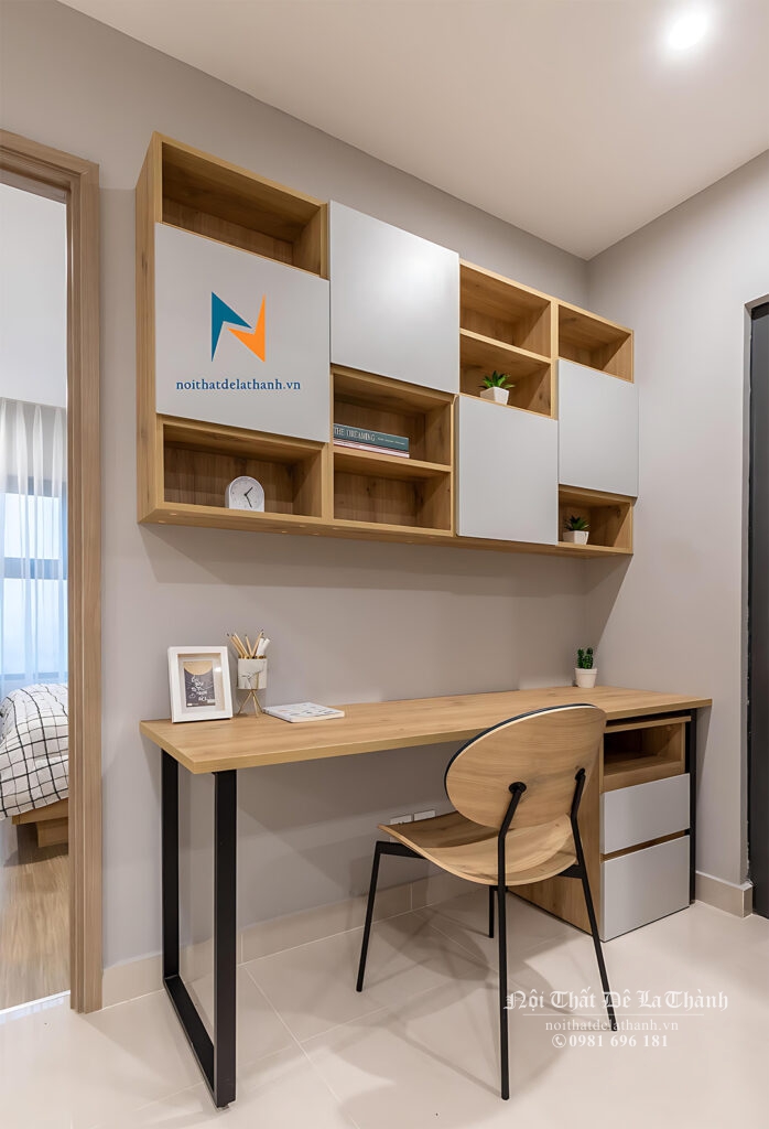 Hình ảnh thực tế chiếc bàn dành cho nam sinh thiết kế theo phong cách hiện đại, đi kèm giá sách, một bên bàn chân sắt, có kích thước bàn 1m2x75cm; giá sách: 1m2x80cm