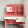 Chiếc bàn học màu hồng pha trắng siêu dễ thương dành cho bé gái lớp 1, kích thước 1mx1m1, thiết kế kiểu bàn học liền giá sách