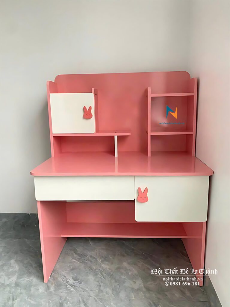 Điểm nhấn của chiếc bàn là 2 tay cầm được cắt CNC hình đầu chú thỏ và 2 ngăn kéo có kích thước chiều cao khác nhau