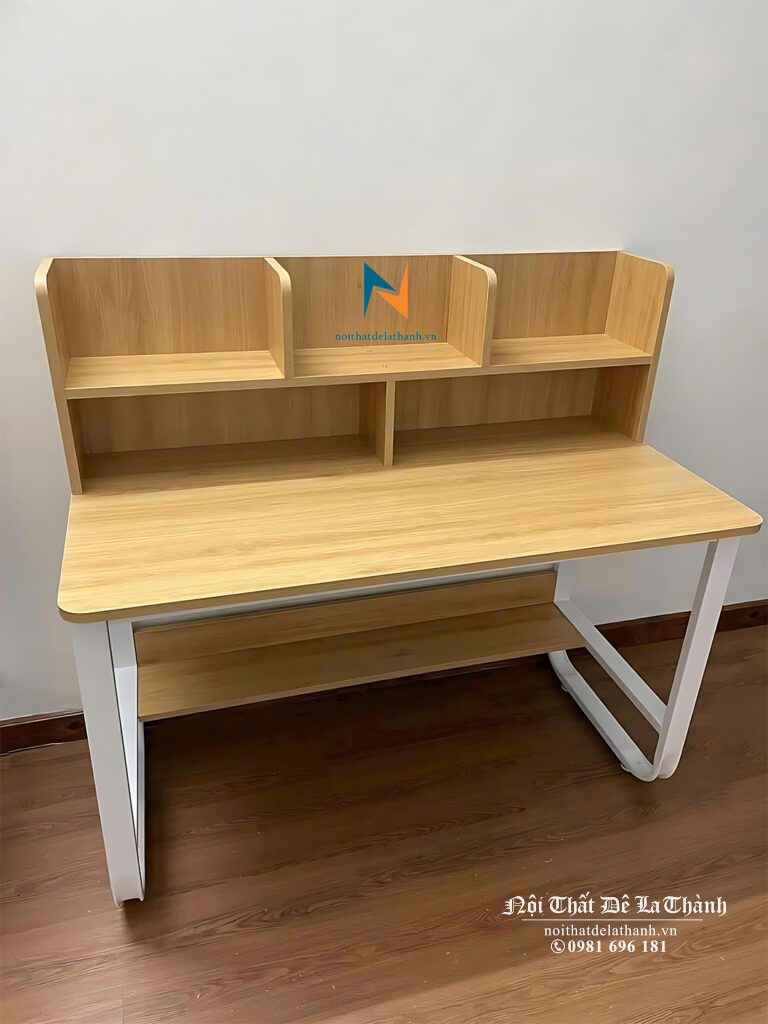 Hình ảnh thực tế chiếc bàn học giá rẻ dành cho bạn trai cấp 1, chân bằng sắt, mặt bàn có giá sách thuận tiện