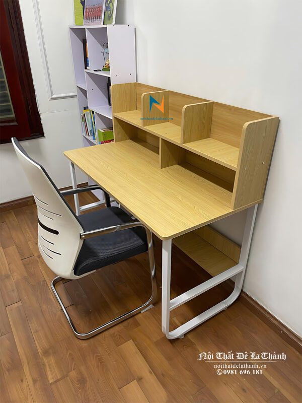 Chiếc bàn học dành cho học sinh cấp 1, phong cách đơn giản hiện đại, phân khúc giá rẻ