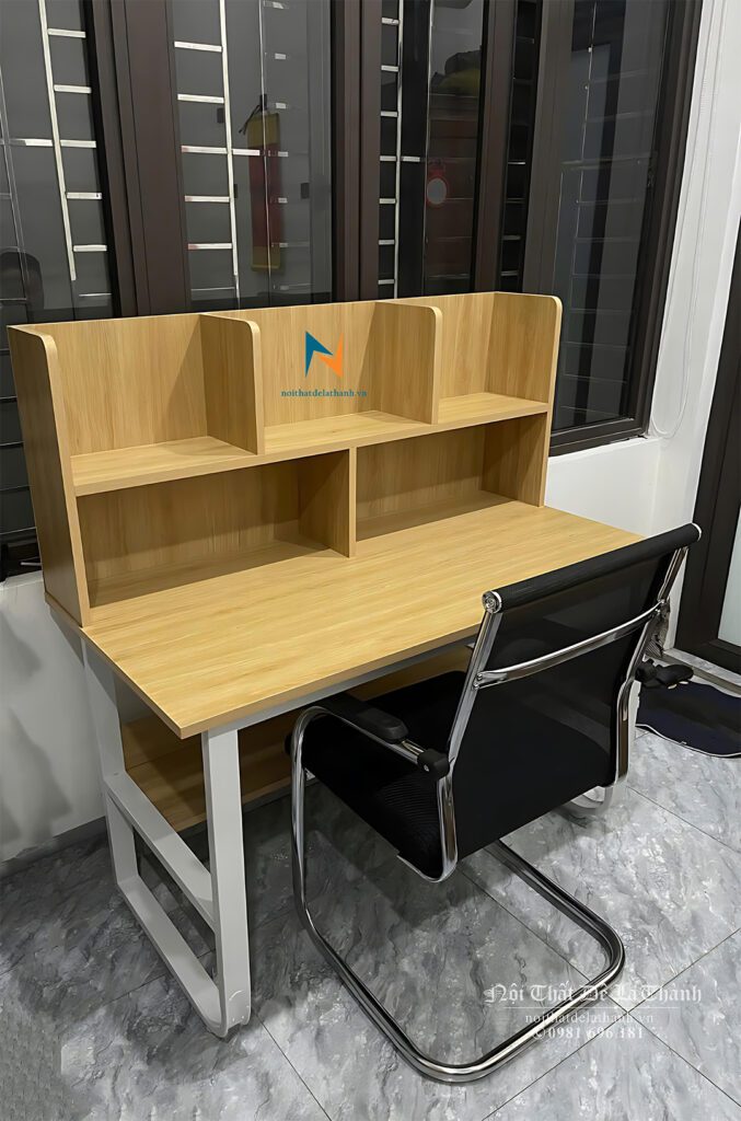 Bàn học bé trai lớp 1 có chiều cao 75cm, sử dụng linh hoạt với nhiều loại ghế khác nhau