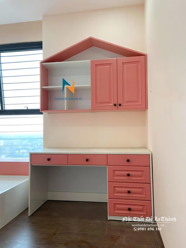 Hình ảnh thực tế chiếc bàn học màu hồng dành cho bé gái, chất liệu gỗ mdf phun sơn bề mặt theo kiểu tân cổ, kích thước 1mx1m35, giá sách hình mài nhà