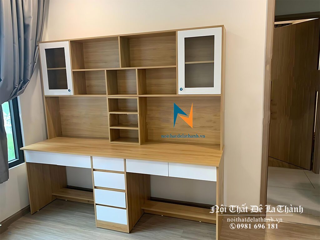 Hình ảnh thực tế chiếc bàn học đôi dành cho 2 bé trai, gỗ mdf, kích thước mỗi bên rộng 60cm, phần ngăn kéo ở giữa rộng 40cm, bàn và giá sách cao tổng thể 1m6