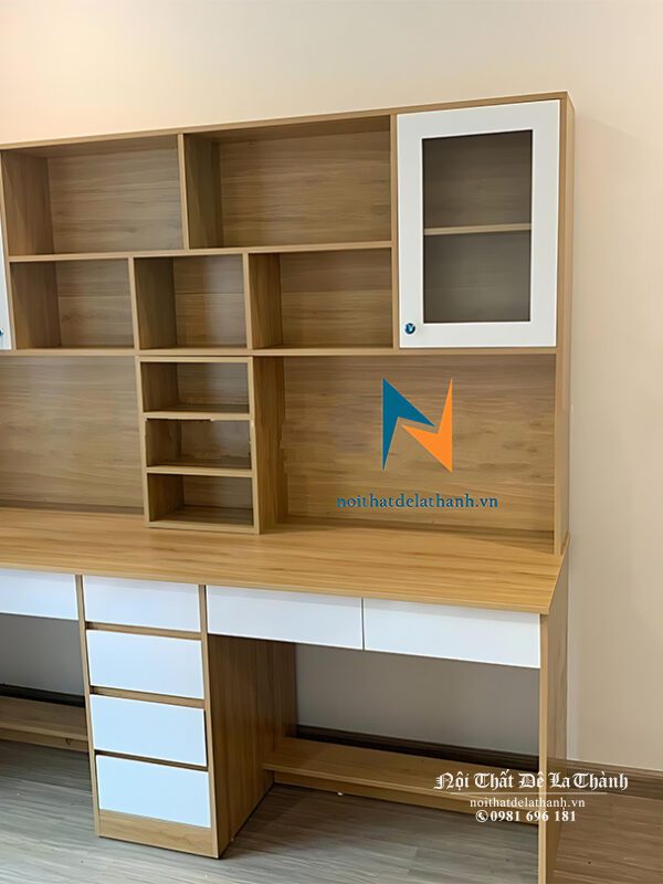 Hình ảnh thực tế chiếc bàn học đôi dành cho 2 bé trai, gỗ mdf, kích thước mỗi bên rộng 60cm, phần ngăn kéo ở giữa rộng 40cm, bàn và giá sách cao tổng thể 1m6