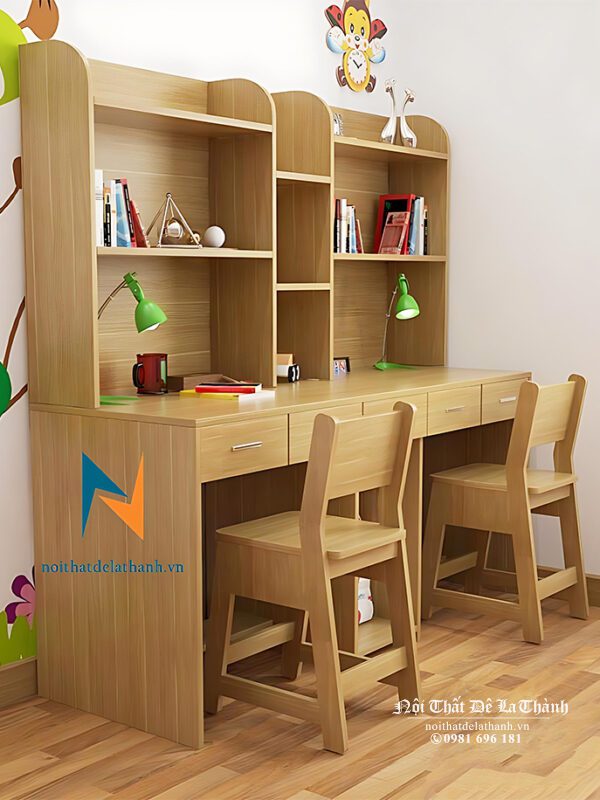 Hình ảnh thực tế cặp bàn đôi dành cho 2 bé trai tiểu học hoặc cấp 2 với thiết kế đi kèm giá sách tiện dụng, kích thước 1m6x2m, chất liệu gỗ mdf